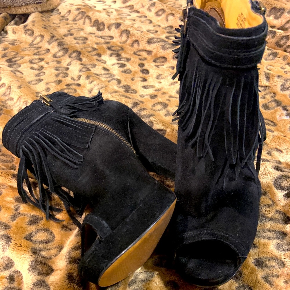 Nine West booties only worn once. Size 8